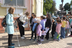 В Деня на белия бастун: Ученици от ЧУ „Мария Монтесори“ и незрящи преминаха по тактилните пътеки в центъра на Добрич (ВИДЕО)