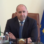 Румен Радев: Не са открити хора от екипажа на потъналия кораб, има само лодка и жилетки 