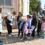 В Деня на белия бастун: Ученици от ЧУ „Мария Монтесори“ и незрящи преминаха по тактилните пътеки в центъра на Добрич (ВИДЕО)